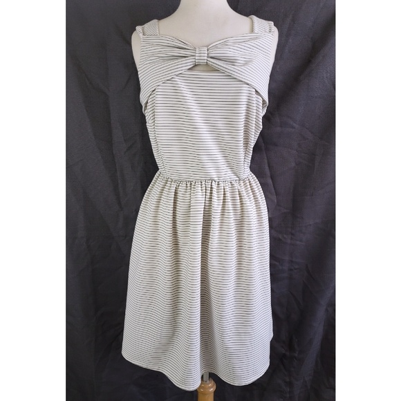 Modcloth Dresses & Skirts - Modcloth Moon Pinstripe Bow Knot Front Dress